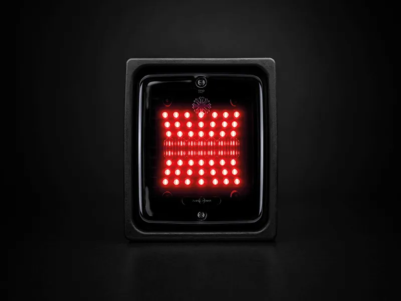 STRANDS DARK KNIGHT IZE LED SQUARE Galinė raudonoji stabdymo ir gabaritinė lempa, 24V, ECE R7 ir R10 sertifikuoti