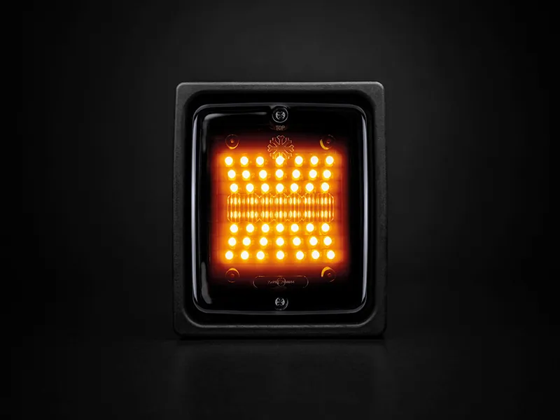 STRANDS DARK KNIGHT IZE LED SQUARE Gintarinės spalvos signalinė lemputė 24V su ECE R6, ECE R10 sertifikatu